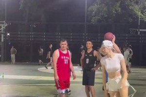 奇才vs尼克斯直播_奇才vs尼克斯免费观看直播_奇才vs尼克斯录像回放免费观看上海徐家汇篮球公园，外国美女秀三分球，又美又能打！